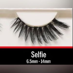 Tori Belle Magnetic lashes in “Selfie”